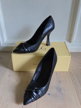 Black Pointed-Toe Knot Detail Pumps - Elegant Women's Heels